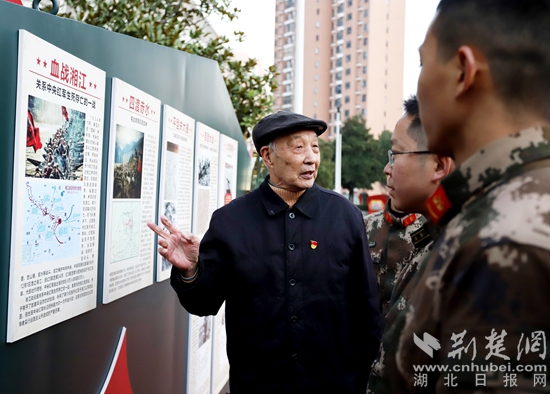 10 講解紅色經(jīng)典戰(zhàn)役    李子涵 攝.JPG