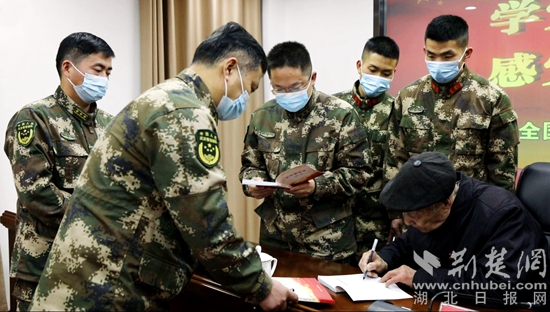 7 贈書現(xiàn)場     武三斌 攝.JPG