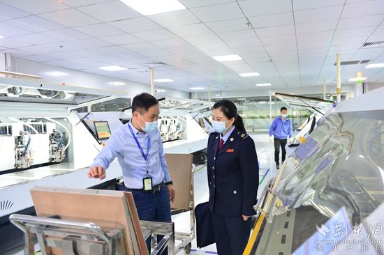 1.圖為黃石市稅務(wù)局干部在黃石永興隆電子有限公司調(diào)研減稅降費(fèi)優(yōu)惠政策享受情況，輔導(dǎo)該公司籌備上市過(guò)程中遇到的涉稅難題。.jpg.