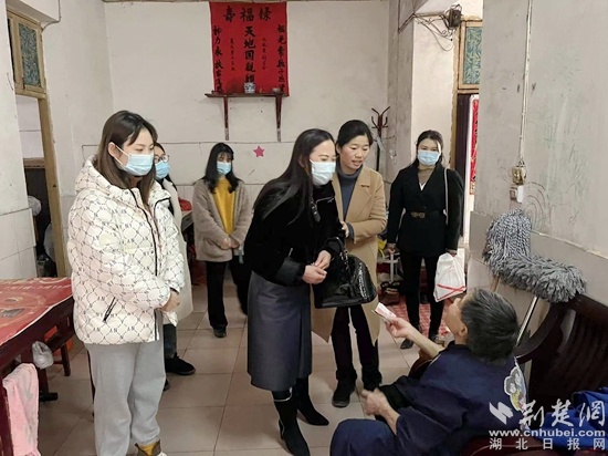 武穴市婦聯(lián)黨組書記、主席張利和女企業(yè)家看望慰問困境婦女劉金娥.jpg