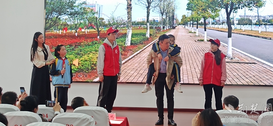 主會(huì)場情景劇《最美紅馬甲 催開文明花》1.jpg