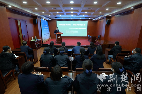 2.鄭稅官工作室”的負(fù)責(zé)人鄭中平正在講解2022年小規(guī)模納稅人免征增值稅、增值稅留抵退稅、“組合式”稅收優(yōu)惠減免等最新的優(yōu)惠政策