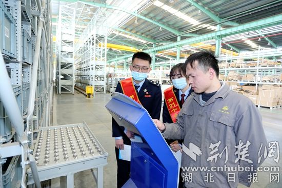 圖2.稅務(wù)干部在湖北三豐小松自動(dòng)化倉儲(chǔ)設(shè)備有限公司實(shí)地查看生產(chǎn)經(jīng)營(yíng)情況。.JPG.JPG