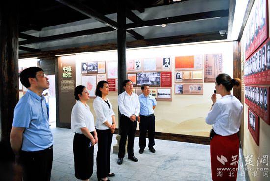 6.左一湖北省博物館副館長何廣；左二黃岡市文旅局黨組成員、副局長王萍；左三湖北省文化和旅游廳黨組成員、省文物事業(yè)發(fā)展中心主任余萍