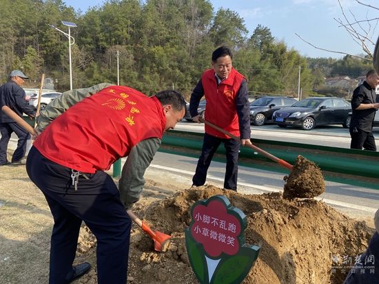 5縣委書(shū)記鄭光文帶頭參與共建美好家園.jpg.jpg