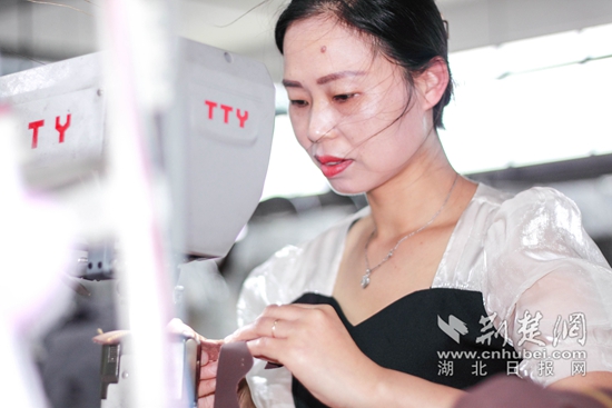 圖為湖北浙聯(lián)鞋服公司制鞋車工袁粉章正在進行制鞋雙針工序.jpg
