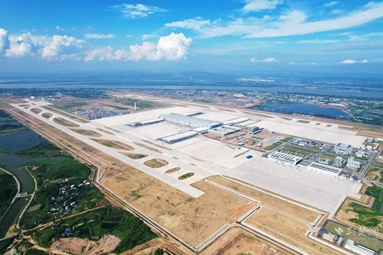 濱江擁湖的鄂州機(jī)場(chǎng)-牛暢，拍攝于2022年6月初，主題：鄂州花湖機(jī)場(chǎng)地理優(yōu)勢(shì)優(yōu)越，周邊生態(tài)環(huán)境良好，通過(guò)花馬湖水系綜合治理使得機(jī)