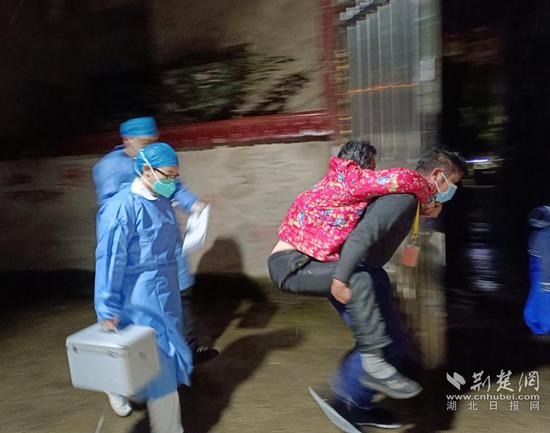 夜里包戶(hù)志愿者急送聯(lián)系戶(hù)孤寡老人王雪去醫(yī)院.png.png