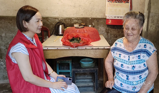 包戶(hù)志愿者在聯(lián)系戶(hù)家中了解生活需求和困難 (2).jpg