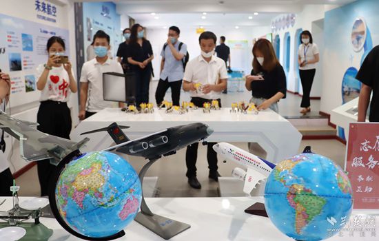 燕磯社區(qū)黨員群眾服務(wù)中心參觀體驗。記者 胡小軍 攝.jpeg