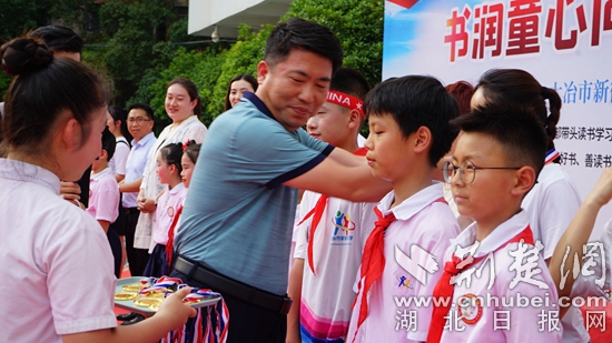 大冶市教育局黨組成員、副局長為親子共讀示范家庭頒發(fā)獎?wù)?jpg