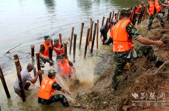 7月13日，武警官兵在高橋河執(zhí)行封堵管涌的任務(wù)_副本.jpg.jpg